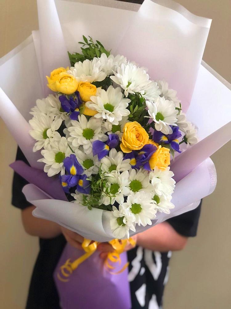 Букет цветов из: Ирисы, Хризантемы и Розы в Качалино