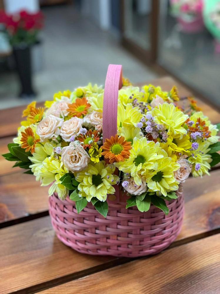 Цветочная композиция из Хризантемы и Розы в корзине в Качалино
