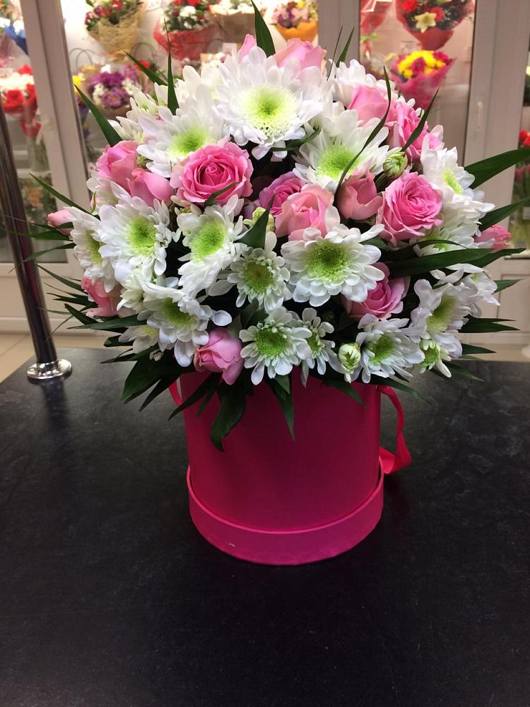 Цветочная композиция из Розы и Хризантемы в шляпной коробке в Качалино