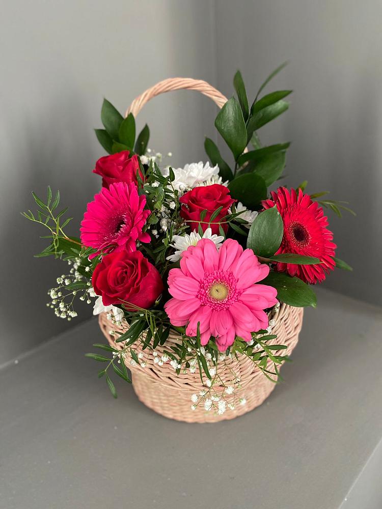 Цветочная композиция из Розы, Хризантемы и Герберы в корзине в Качалино