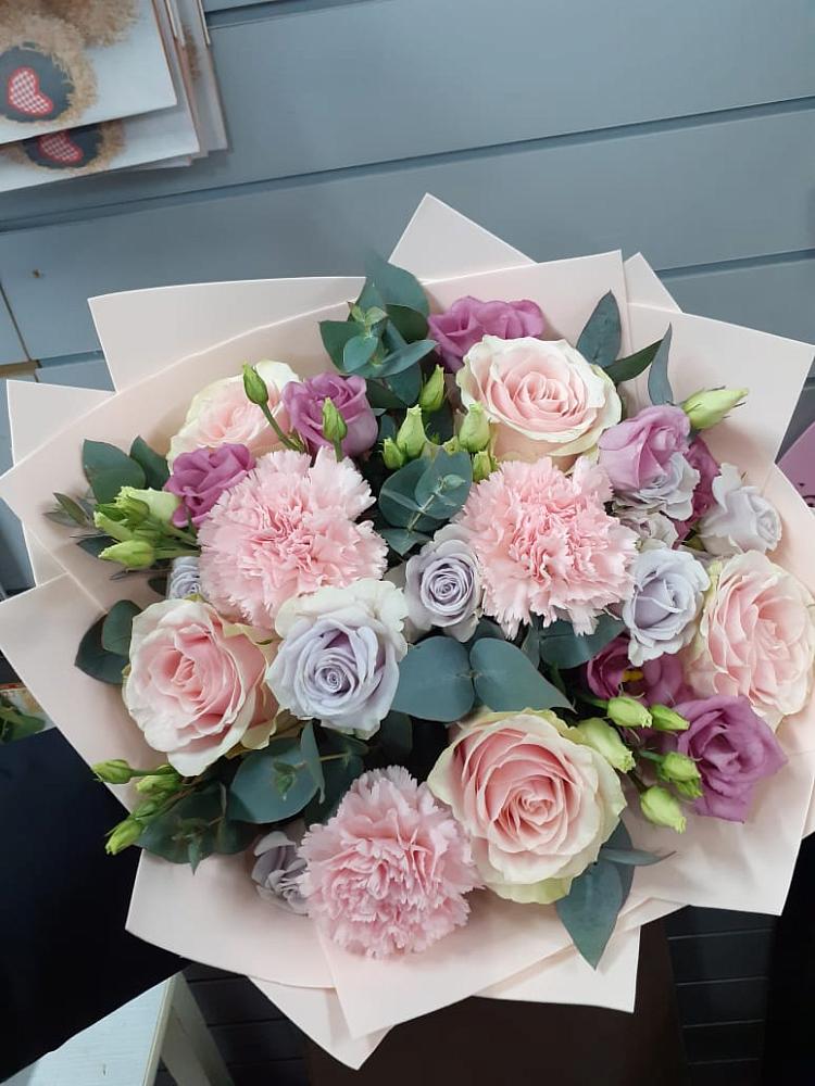 Букет цветов из: Розы, Гвоздики и Лизиантусы в Качалино