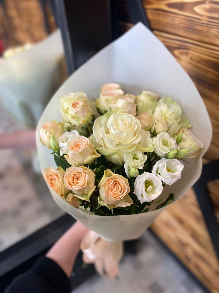 Букет цветов из: Розы и Лизиантусы в Качалино